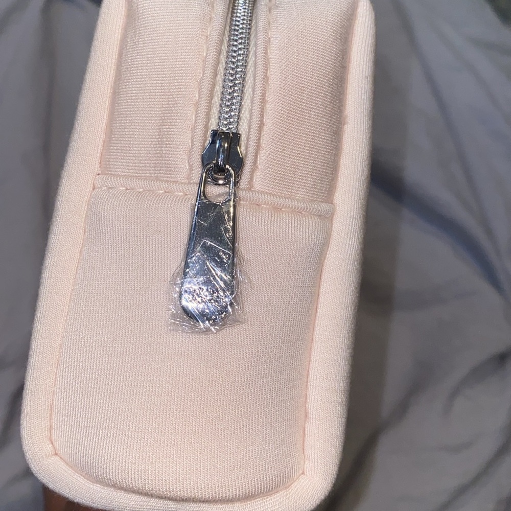 NWOT Cream Dior Cosmetic Pouch W/ Box Size 6x4x2 - Picture 5 of 9